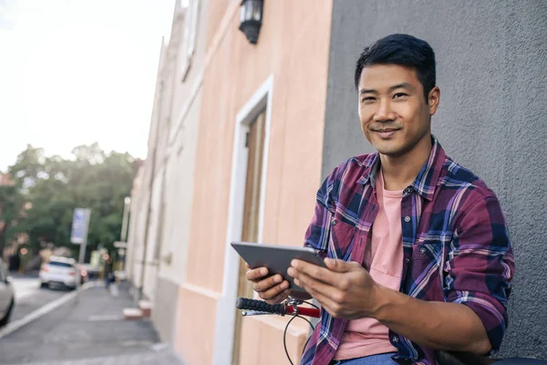 디지털 태블릿을 도시에 자전거와 셔츠에 아시아 남자의 초상화 — 스톡 사진