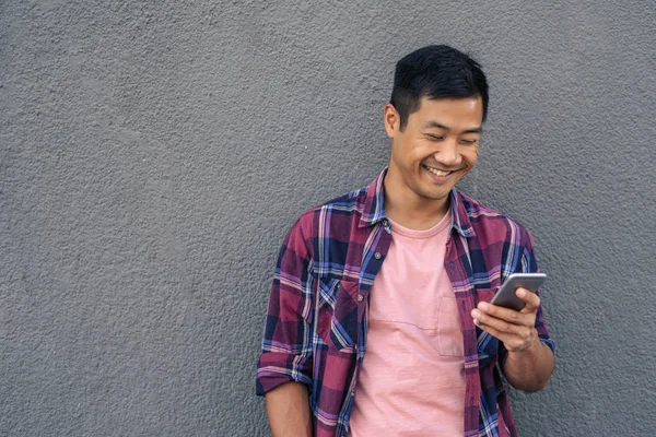 Sorridente Giovane Asiatico Appoggiato Muro Grigio Fuori Leggere Messaggio Testo — Foto Stock