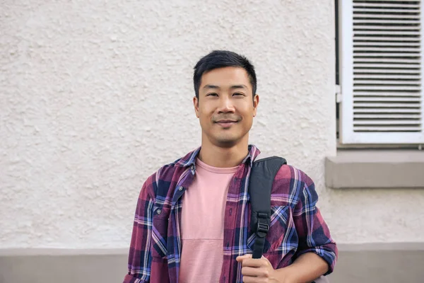 Porträt Eines Lächelnden Jungen Asiatischen Mannes Der Mit Einem Rucksack — Stockfoto