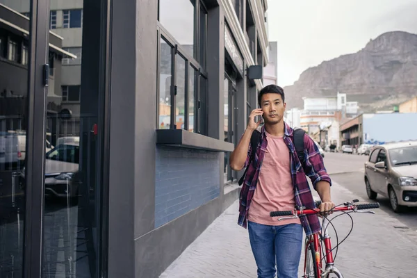 Joven Hombre Asiático Una Camisa Cuadros Caminando Con Bicicleta Largo —  Fotos de Stock