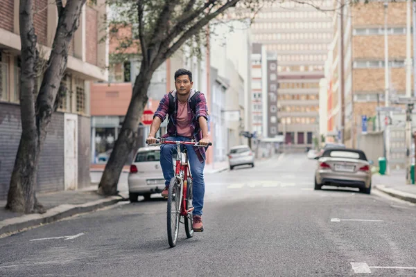 Joven Hombre Asiático Una Camisa Cuadros Bicicleta Por Una Calle — Foto de Stock