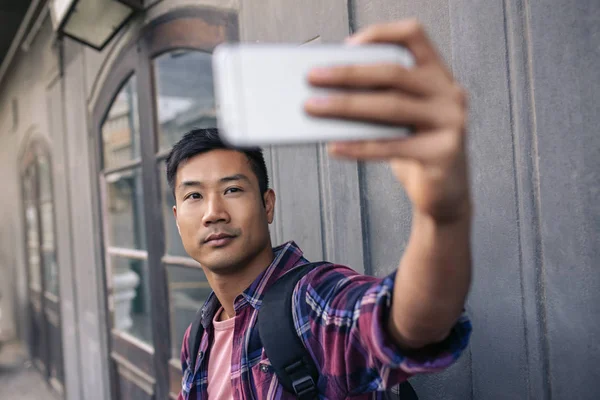 Fiducioso Giovane Asiatico Piedi Marciapiede Città Prendendo Selfie Con Suo — Foto Stock