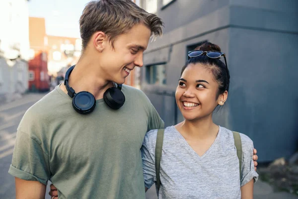 Sorrindo Jovem Casal Olhando Para Outro Enquanto Braço Braço Juntos — Fotografia de Stock