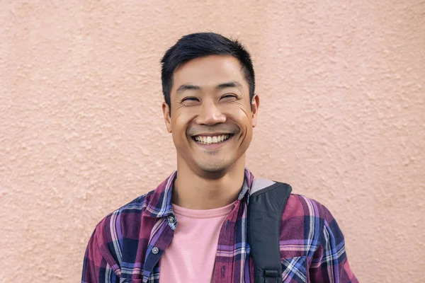 Close Van Portret Van Een Lachende Jonge Aziatische Man Die — Stockfoto
