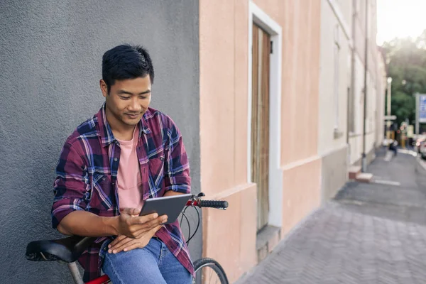 디지털 태블릿을 도시에 자전거를 기대어 셔츠에 아시아 남자를 — 스톡 사진