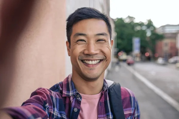 Retrato Joven Asiático Sonriente Parado Una Acera Ciudad Tomando Una —  Fotos de Stock