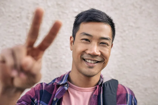 Porträtt Leende Ung Asiatisk Man Står Trottoar Staden Ger Det — Stockfoto