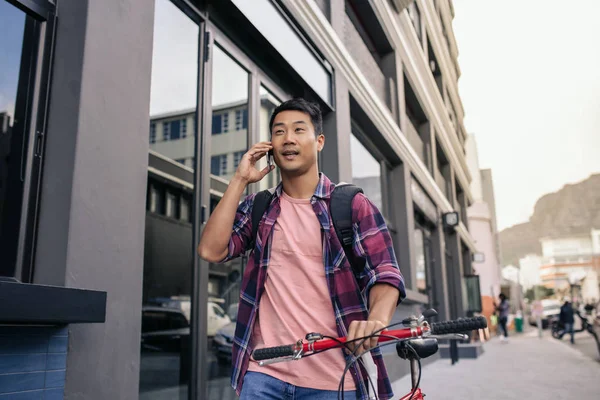 Joven Hombre Asiático Una Camisa Cuadros Caminando Con Bicicleta Largo —  Fotos de Stock