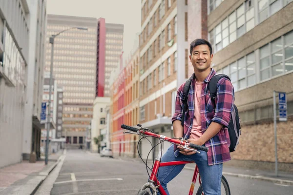 도시에서 거리의 중간에 자전거에 셔츠에 아시아 남자의 초상화 — 스톡 사진