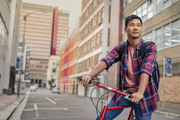 셔츠는 도시의 자전거에 아시아 — 스톡 사진