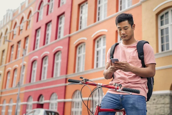 Giovane Asiatico Invio Testo Sul Suo Cellulare Mentre Seduto Sulla — Foto Stock