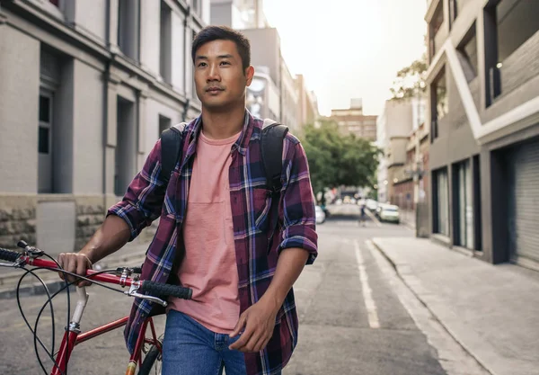 아시아 남자에는 도시에서 아래로 자전거를 — 스톡 사진