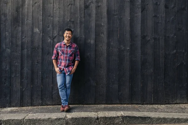 Retrato Joven Asiático Sonriendo Pie Con Las Manos Los Bolsillos —  Fotos de Stock