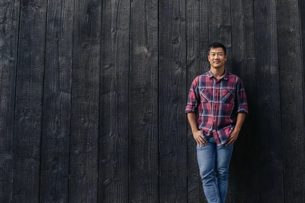 Zufriedener Junger Asiatischer Mann Der Mit Den Händen Den Taschen — Stockfoto