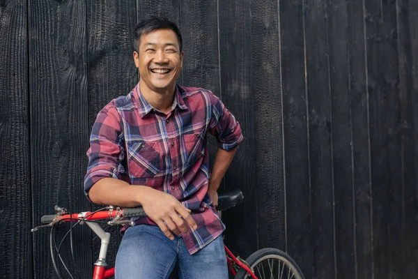 Retrato Joven Asiático Sonriente Con Una Camisa Cuadros Sentado Bicicleta —  Fotos de Stock