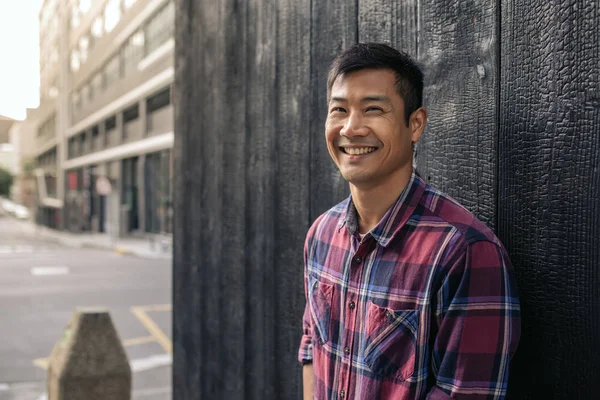 Porträt Eines Jungen Asiatischen Mannes Der Ein Kariertes Hemd Trägt — Stockfoto