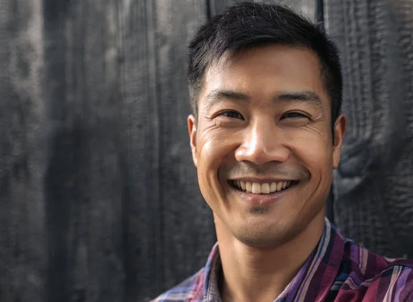 Zavřít Portrét Hezkého Mladého Asijského Muže Který Opírá Tmavou Dřevěnou — Stock fotografie