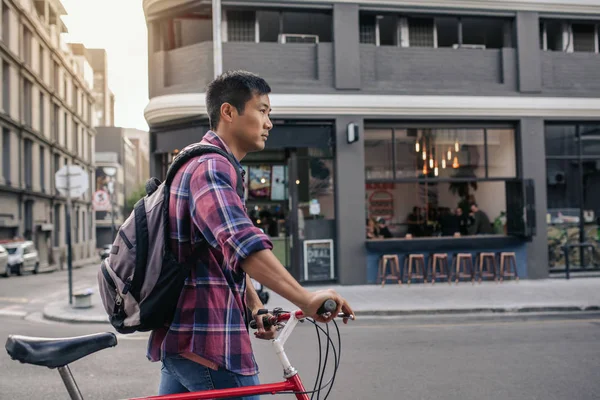 Joven Asiático Con Una Camisa Cuadros Empujando Bicicleta Largo Una — Foto de Stock