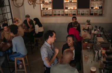 Akşam popüler bir barda içecekler üzerinde eğlenmek genç insanlar çeşitli grupların yüksek açı