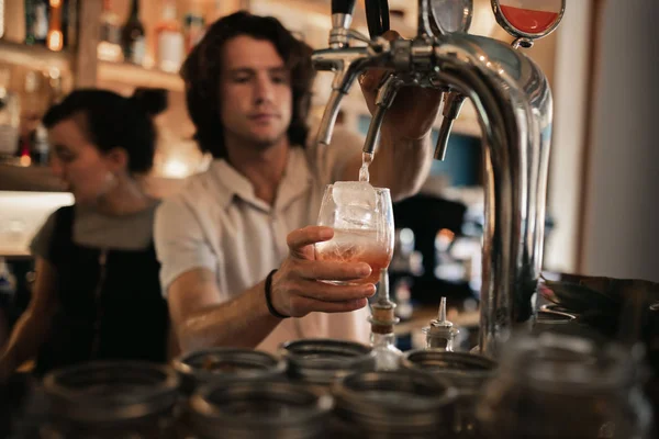 Junger Männlicher Barkeeper Der Abends Hinter Der Theke Einer Angesagten — Stockfoto