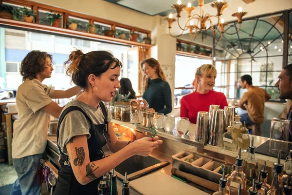 Young Female Bartender Standing Counter Trendy Bar Making Cocktails Customers — Stock Photo, Image