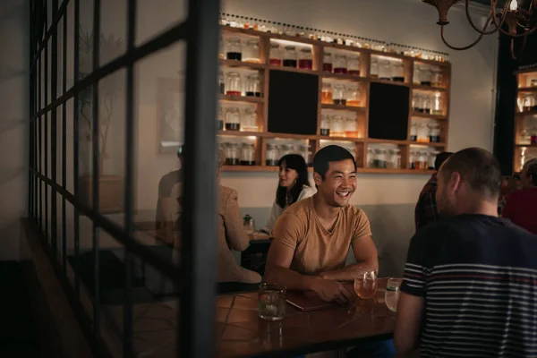 Dos Amigos Riéndose Sentados Una Mesa Bar Hablando Bebiendo Juntos —  Fotos de Stock