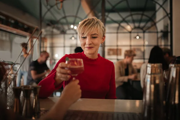 Jeune Femme Souriante Prenant Verre Barman Tout Profitant Une Soirée — Photo