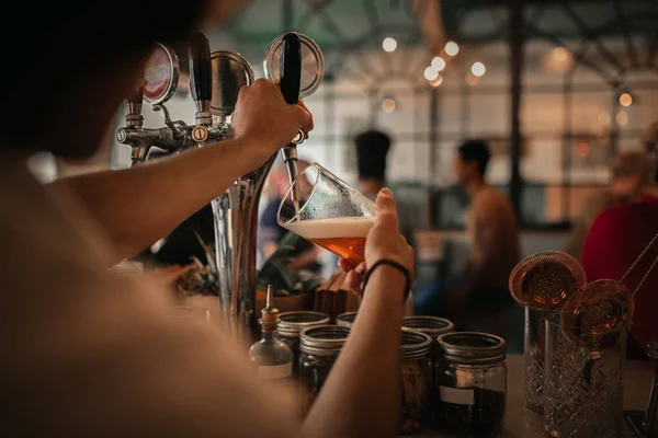 Visão Traseira Barman Masculino Derramando Uma Cerveja Enquanto Estava Atrás — Fotografia de Stock