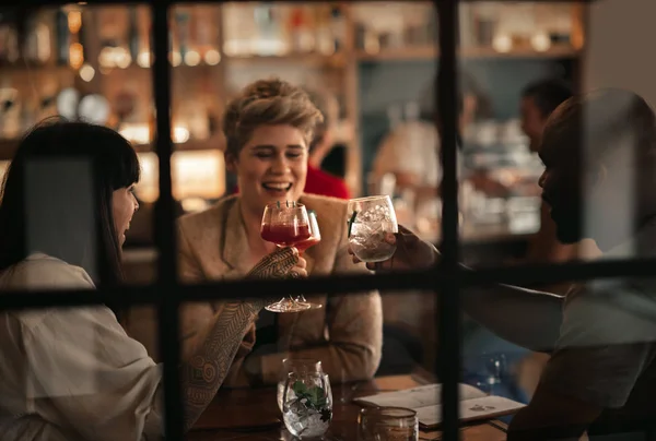 Grupo Sorridente Jovens Amigos Brindando Junto Com Bebidas Uma Mesa — Fotografia de Stock