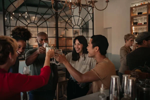 Diverso Grupo Amigos Rindo Brindando Junto Com Bebidas Enquanto Saem — Fotografia de Stock