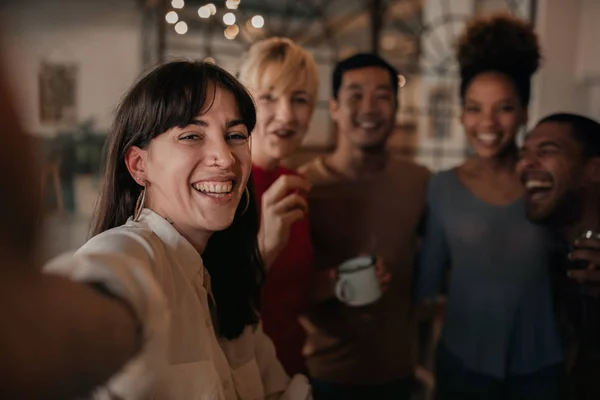 Grupo Risonho Jovens Amigos Diversos Conversando Uma Selfie Juntos Enquanto — Fotografia de Stock