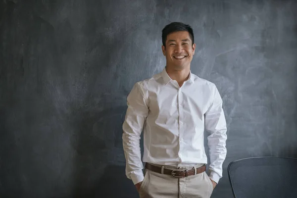 Портрет Усміхнений Молоді Азіатські Бізнесмен Стоячи Руки Кишені Перед Порожнім — стокове фото