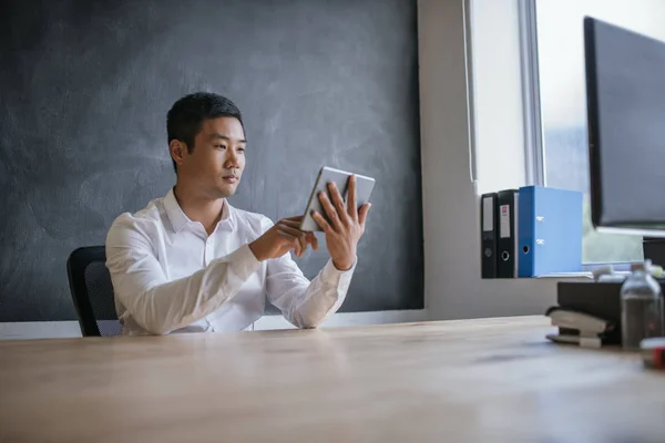 Junger Asiatischer Geschäftsmann Sitzt Seinem Schreibtisch Vor Einer Leeren Tafel — Stockfoto