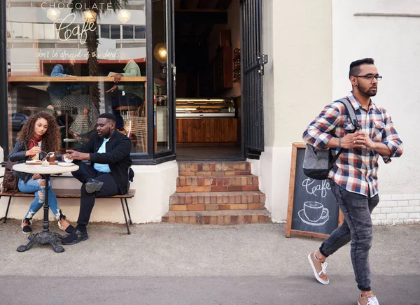 Two Young Friends Talking Together While Sitting Table Outdoors Sidewalk — Stock Photo, Image