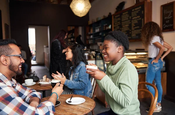 Genç Arkadaş Arka Planda Insanlarla Kahve Içme Şık Bir Kafede — Stok fotoğraf