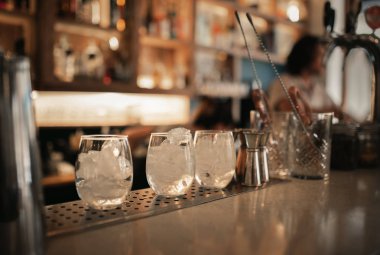 Gece bir barda bir sayaç üzerinde hazırlanan buz dolu içecekler bir satır closeup