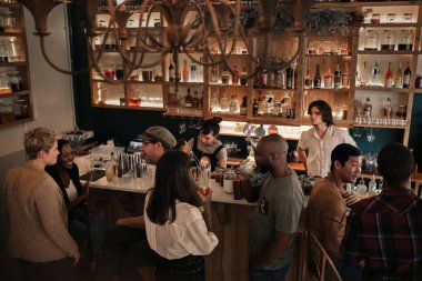 Popüler bir barda içecekler ile akşam dışarı zevk çeşitli gençler grupların yüksek açı