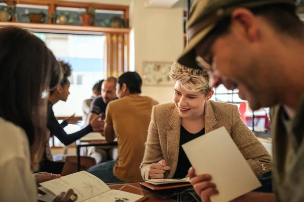 Sonriente Grupo Jóvenes Amigos Sentados Juntos Mesa Bar Por Tarde — Foto de Stock