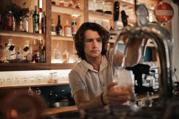 Jonge Mannelijke Barman Die Dranken Mengt Terwijl Het Staan Achter — Stockfoto