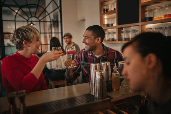 Rindo Jovens Amigos Sentados Balcão Bar Conversando Tomando Bebidas Juntos — Fotografia de Stock