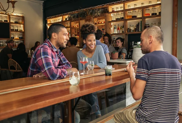 Grupo Sonriente Jóvenes Amigos Conversando Mientras Reúnen Bar Por Tarde — Foto de Stock