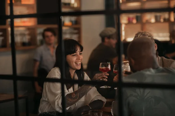 Grupo Diverso Jovens Amigos Sorridentes Brindando Junto Com Bebidas Uma — Fotografia de Stock