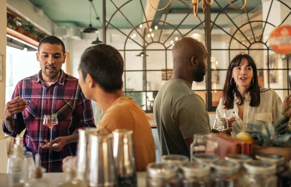 Birlikte Bar Içecekler Birlikte Konuşurken Trendy Bir Masada Oturan Genç — Stok fotoğraf