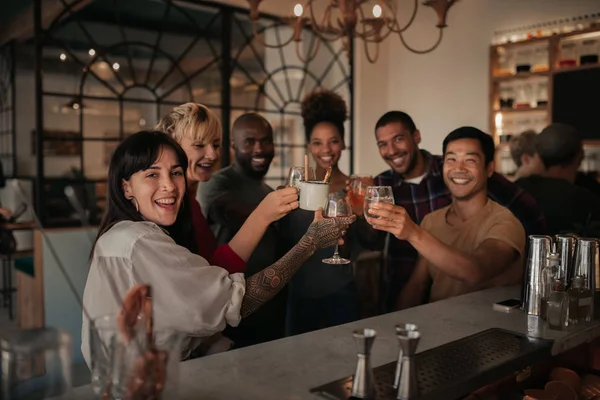 Retrato Grupo Diversificado Amigos Sorridentes Brindando Com Bebidas Enquanto Saem — Fotografia de Stock