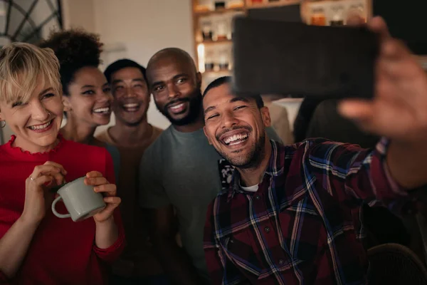 Diverso Grupo Jovens Amigos Rindo Conversando Selfies Juntos Enquanto Bebe — Fotografia de Stock