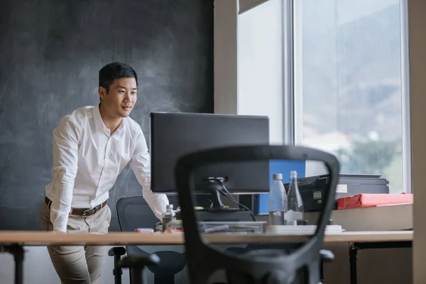 Porträt Eines Jungen Asiatischen Geschäftsmannes Der Seinem Schreibtisch Einem Büro — Stockfoto