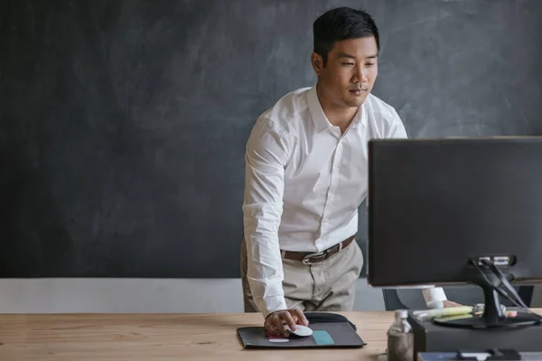 Porträt Eines Jungen Asiatischen Geschäftsmannes Der Computer Büro Benutzt — Stockfoto