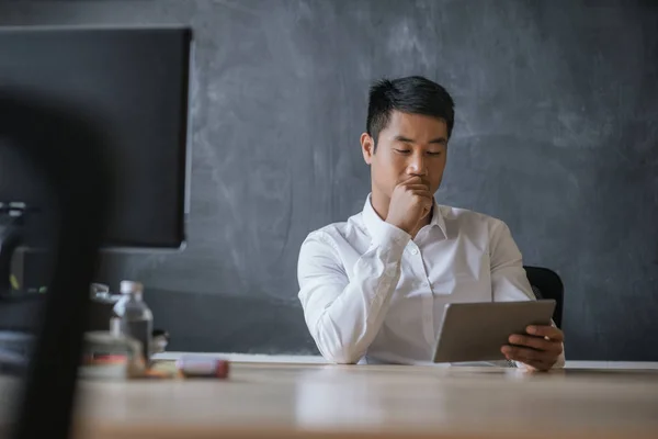 Portrait Jeune Homme Affaires Asiatique Utilisant Une Tablette Numérique Bureau — Photo