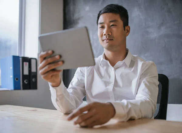 Portrait Jeune Homme Affaires Asiatique Regardant Tablette Numérique Bureau — Photo