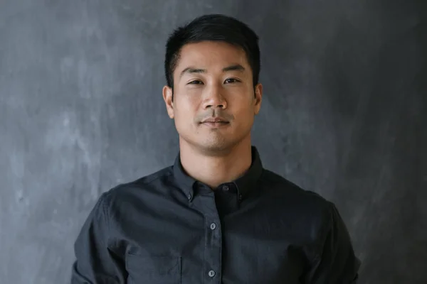 Porträt Eines Jungen Asiatischen Geschäftsmannes Der Büro Schreibtisch Steht — Stockfoto